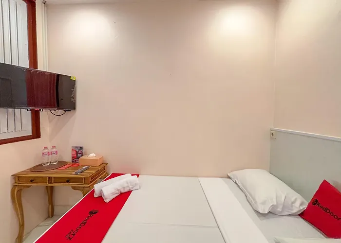 RedDoorz Plus near Brawijaya Museum Malang
